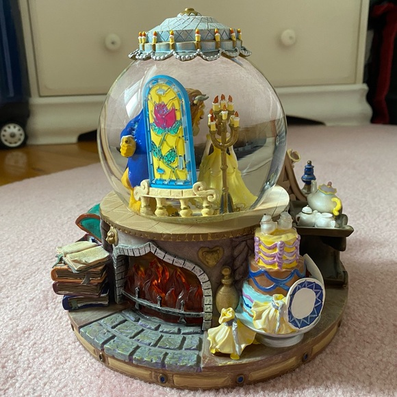 Beauty and the Beast Snowglobe - Picture 4 of 10